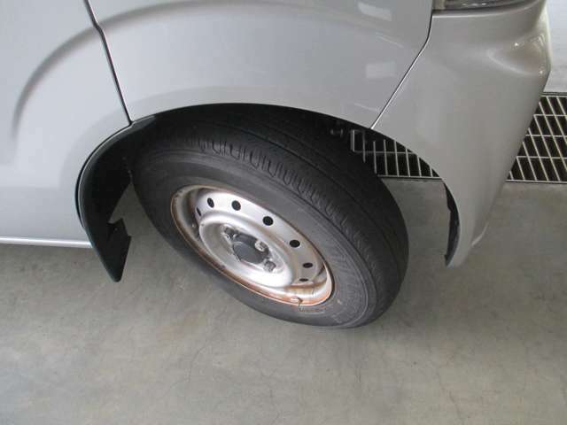 タイヤの溝も十分あります。