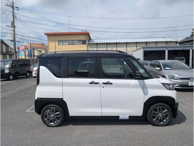 内装色はベージュになります。室内は明るく、清潔感があります。少し広く見えるのも特徴です。