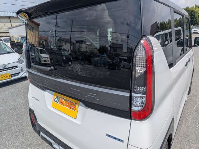 スマートキー標準装備です。車に近づいてリクエストスイッチを押せばドアの開閉ができます。更にエンジンの始動もカギを挿さずに出来ます。防犯面でも安心に繋がります。