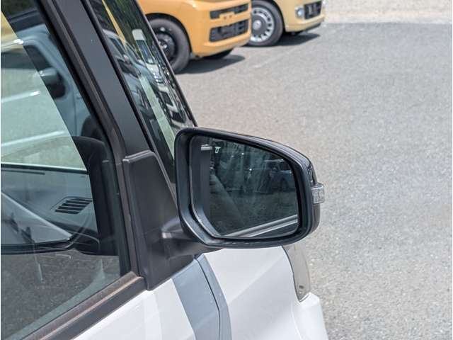 プッシュスタート標準装備です。カギを挿さずにエンジンの始動からドアの開け閉めまで出来てしまうスマートキーの仕様になっている為、カギを探す手間がありません。