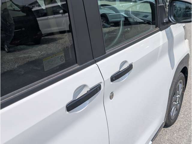 オートエアコン標準装備です。簡単操作で車内が設定した温度になるまで風量、吹き出し口を自動的に調整してくれます。いつでも快適な運転が楽しめます。