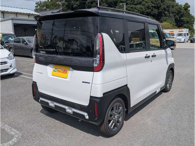 リアシートは分割式になります。ワンタッチでフラットにも出来ますのでお荷物が多い時等はフルフラットにして積む事も可能です。