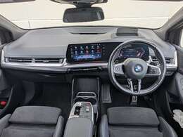 ◆インスツルメントパネルやインテリアトリムなどは、調和しなが洗練された室内を作り上げ、スイッチ類によって、優れた操作性をも実現。ドライバーの視線や動線を考え、人間工学に基づきデザインされています◆