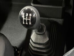 【フロア5速MT】スポーティーな走行をお楽しみいただけます♪