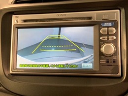 リバースギアに入れるだけで後方の表示へ切り替わります。夜間や雨の日の駐車も楽になりますよ。