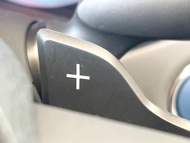 【パドルシフト】ハンドルから手を離さずに素早くシフトアップ＆ダウンができるので、エンジンブレーキを使う下り坂や高速道路の合流で加速したい場面で役立ちます。