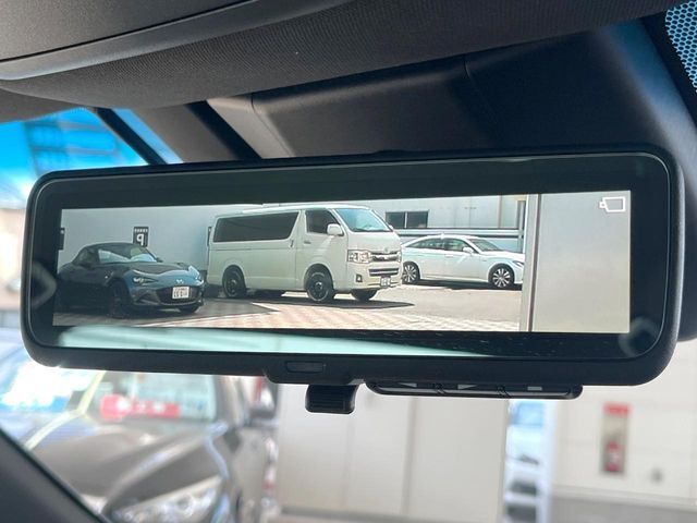 【デジタルインナーミラー】後席の大きな荷物や同乗者で後方が確認しづらい時でも安心！カメラが撮影した車両後方の映像をルームミラー内に表示。クリアな視界で状況の確認が可能です！
