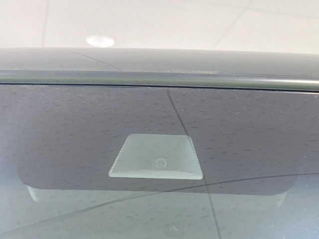 【ホンダセンシング】走行中に前方の車両等を認識し、衝突しそうな時は警報とブレーキで衝突回避と被害軽減をアシスト。より安全にドライブをお楽しみいただけます。