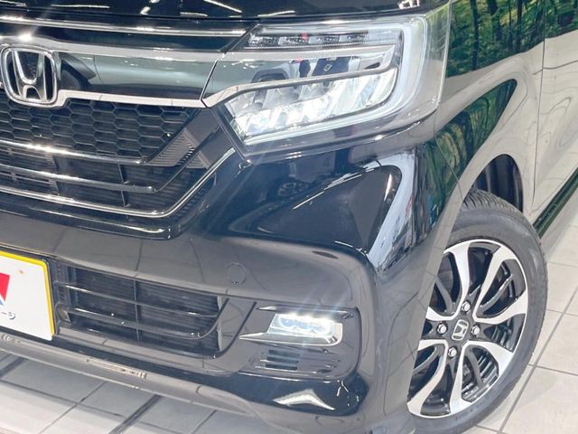 【LEDヘッドライト】悪天候や夜間走行時も良好な視界を確保し安心して運転できる高輝度LEDヘッドライトを装備！点灯速度が早く、消費電力も抑えられています。