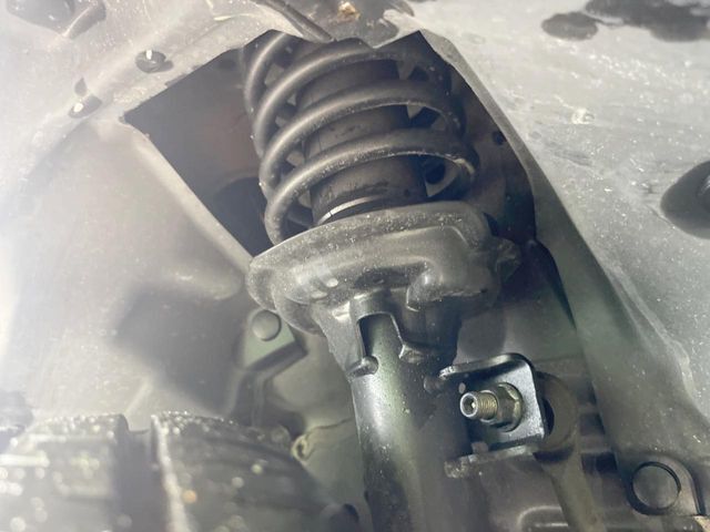 お車を安心してお乗りいただく為には、足回りの定期点検が欠かせません。サービスサポート（有償保証）では無料点検もご提供しており、安心のカーライフをお過ごしいただけるサポート体制が整っています。