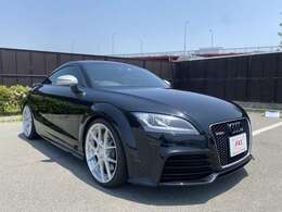 駆動方式：quattroフルタイム4WDにより、あらゆる路面状況でも高いトラクションと安定性を実現 。