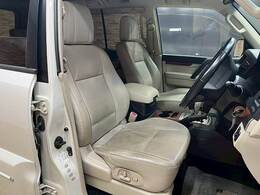 【レザーシート】ならではの高級感あふれる内装がこたわりのアイテム。見た目の高級感とより上質な座り心地をお楽しみください。