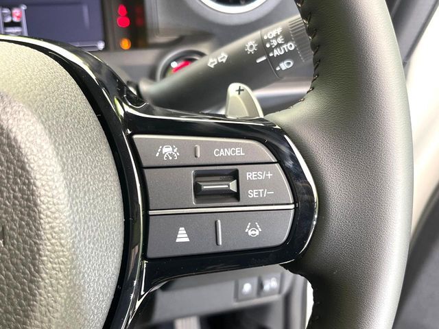 【アダプティブハイビーム】遠くまで明るく照らすハイビームを先行車や対向車に照射しない様、自動で調整！毎回手動で切り替える必要がなく、夜間走行時のストレスも軽減。安全性向上にも寄与します。