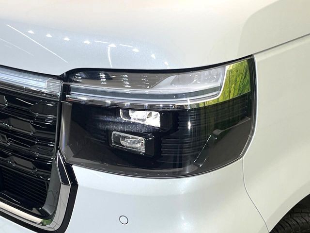 【LEDヘッドライト】悪天候や夜間走行時も良好な視界を確保し安心して運転できる高輝度LEDヘッドライトを装備！点灯速度が早く、消費電力も抑えられています。