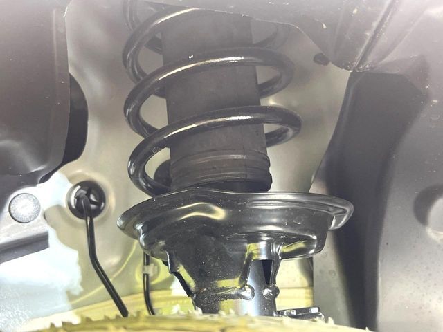 お車を安心してお乗りいただく為には、足回りの定期点検が欠かせません。サービスサポート（有償保証）では無料点検もご提供しており、安心のカーライフをお過ごしいただけるサポート体制が整っています。