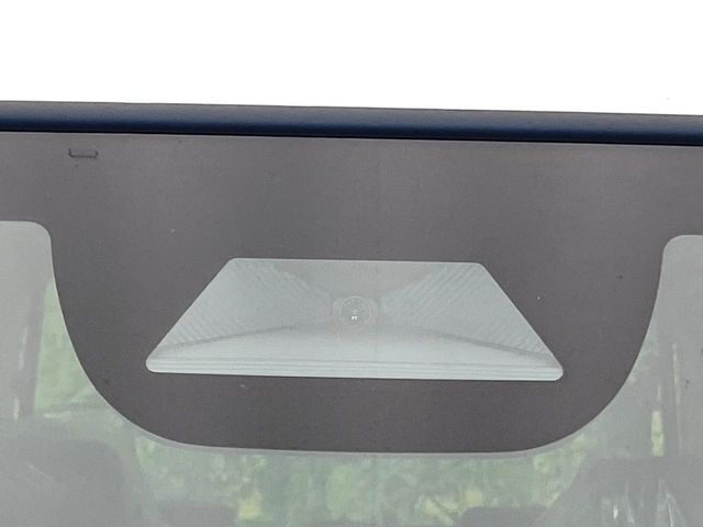 【ホンダセンシング】走行中に前方の車両等を認識し、衝突しそうな時は警報とブレーキで衝突回避と被害軽減をアシスト。より安全にドライブをお楽しみいただけます。