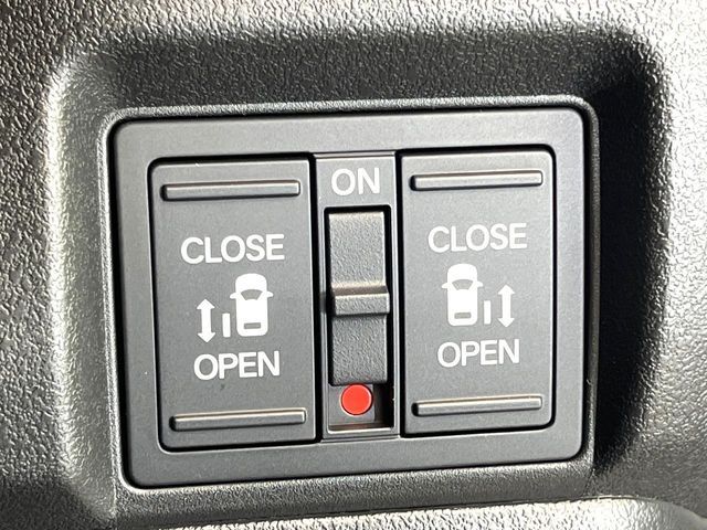 【両側パワースライドドア】スマートキーや運転席のスイッチで後席両側スライドドアの開閉が可能♪電動だから力を入れてドアを開ける必要が無く、小さなお子様でも簡単に開け閉めでき快適です♪