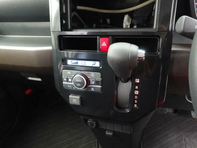 プッシュボタン＋ダイヤル操作のオートエアコン。お好みの温度に設定しておけば自動で風量を調整。