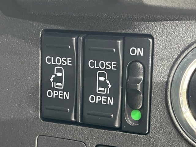 【両側パワースライドドア】スマートキーや運転席のスイッチで後席両側スライドドアの開閉が可能♪電動だから力を入れてドアを開ける必要が無く、小さなお子様でも簡単に開け閉めでき快適です♪