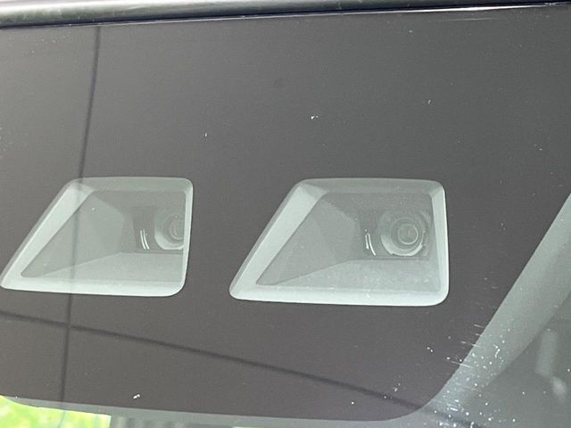 【スマートアシスト】走行中に前方の車両等を認識し、衝突しそうな時は警報とブレーキで衝突回避と被害軽減をアシスト。より安全にドライブをお楽しみいただけます。