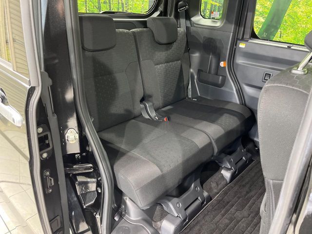 後部座席も気になるようなキズ・汚れやへたり等、大きなダメージはなく、良好な状態です。