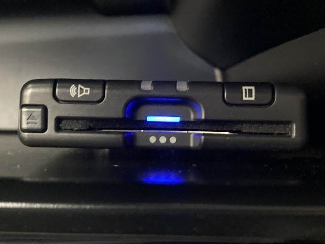 【ETC車載器】を装備しておりますので、ご納車直後からの遠距離ドライブも可能です。土日の利用料金の割引や、朝夕の通行料金を割引料金で高速道路をお楽しみいただけます。