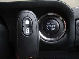 スマートキーですので、バックなどからキーを取り出さずにエンジン始動が行えます♪ドアの開錠・施錠もボタン一つですのでラクラクです♪