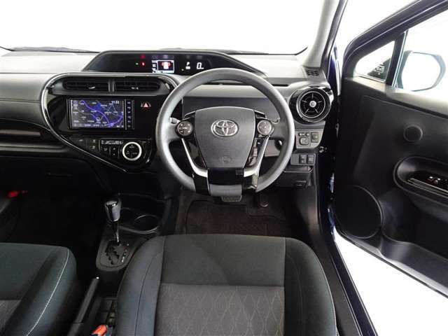 視界良好、操作しやすい運転席です。