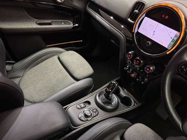 輸入車ディーラー採用のドライブレコーダーも選べます。万が一の事故の際のお守りとしていかがでしょうか？その他様々なオプションをご用意しております。