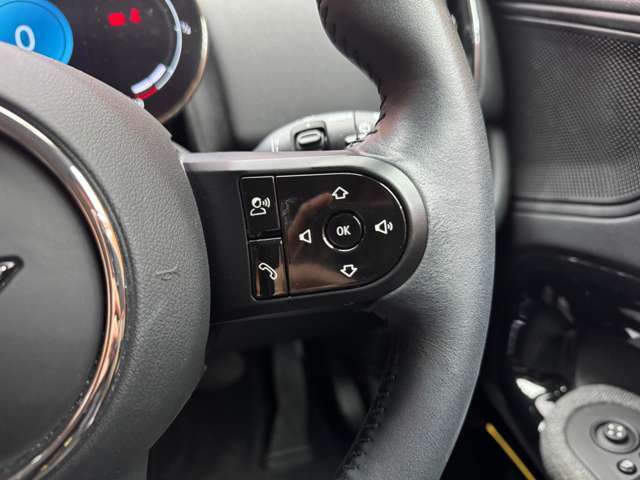 マットブラックにホワイトのLIBERALAのロゴの建物と看板が目印です。