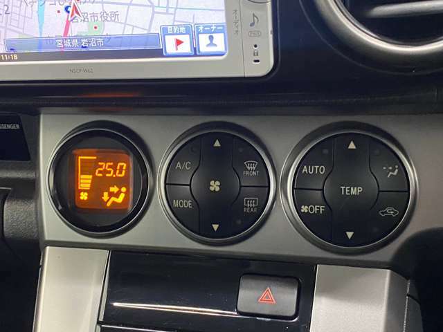 【オートエアコン】オートエアコンは温度を設定すれば自動で快適な状態をキープしてくれるので運転中の温度操作が減り安全面でも安心ですね。