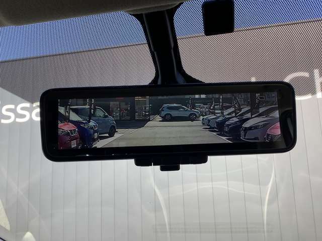 【スマートルームミラー】定員乗車時や大きな荷物があっても後方視界が確保できます。