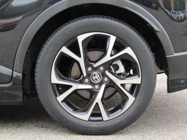 掲載車両は純正ホイールですが、カー用品店のオートバックスグループの自動車販売店なのでお好みの社外アルミホイールもオプション装着できます。お菌入りのメーカーや銘柄があれば是非お気軽にご相談ください。