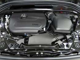 エンジンルームは前オーナー様の丁寧な使用感を感じられる状態です。オイルの滲みや漏れ等は当然なく、お渡し前にもしっかりとした点検整備を実施致します。