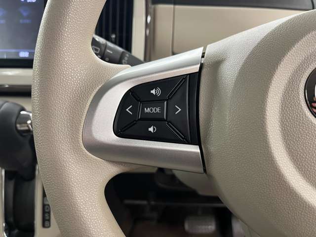 ステアリング左側のスイッチでオーディオ操作を行います