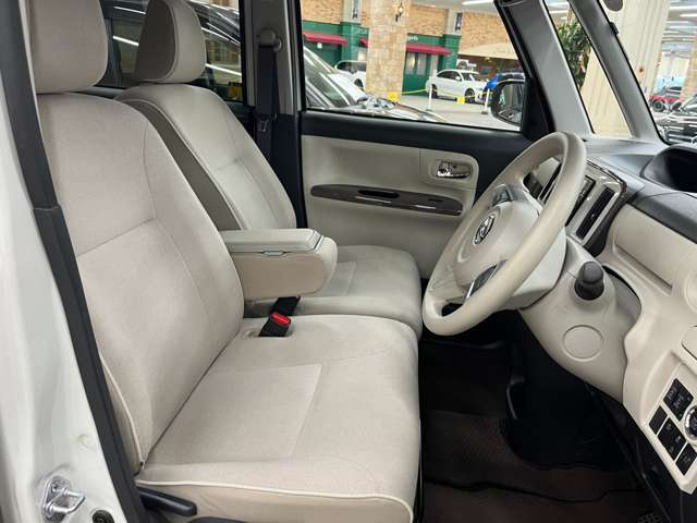 アイボリー色のインテリアは明るく開放的な印象です