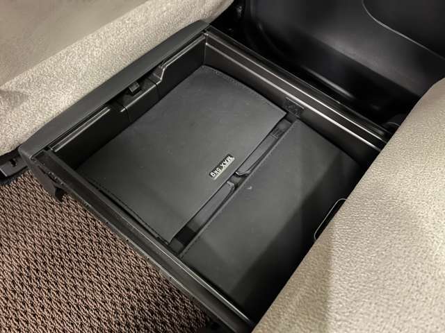 後席のシートアンダートレイになります