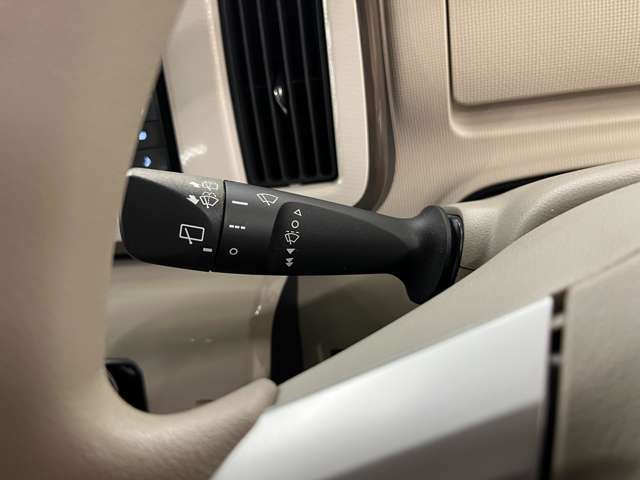 ステアリング左側のレバーでワイパー操作を行います