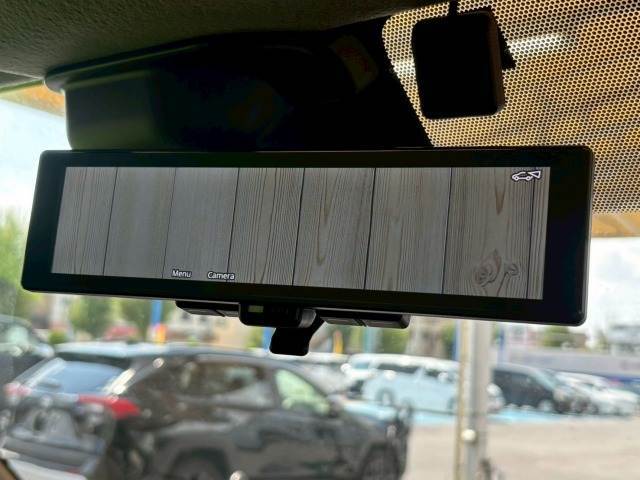 【スマート・ルームミラー】を搭載しております。ミラーにより後方確認ができますので、駐車の際などに役立ちます。