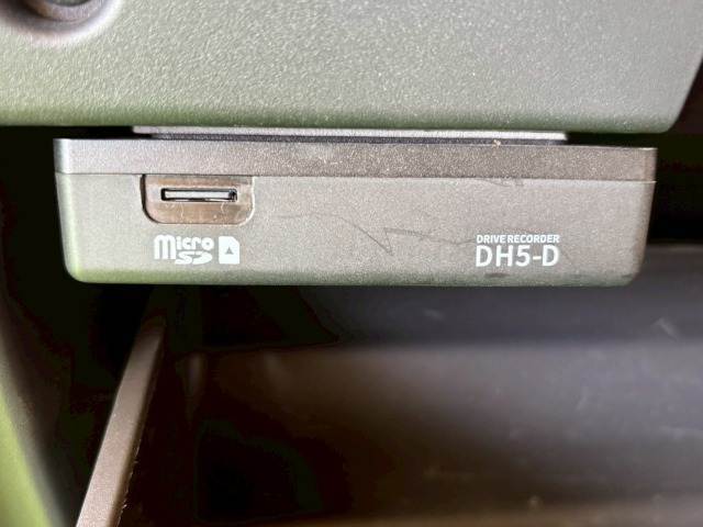 ドライブレコーダー【DH5-D】を装備してます。万が一の事故や運転中のトラブルなど、映像が録画されているとひと安心な必須装備ですね。