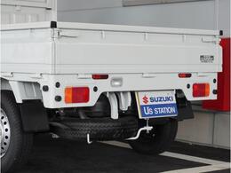 【リアパーキングセンサー】バンパーに付いたセンサーが障害物を検知。一定の距離に近づくとアラートで教えてくれます。狭い駐車スペースや車庫入れ時も安心です。