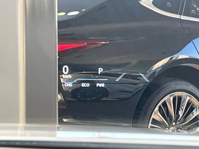 【カラーヘッドアップディスプレイ】現在の速度や走行情報をデジタル表示で運転席前方のガラスに投影！カラー付きで視認性も高く、運転中目線をずらさず必要な情報を確認できるのでとっても便利で安心！