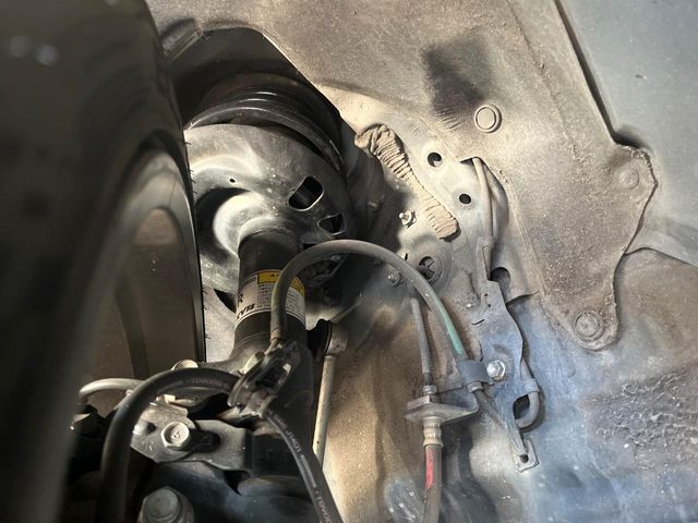 お車を安心してお乗りいただく為には、足回りの定期点検が欠かせません。サービスサポート（有償保証）では無料点検もご提供しており、安心のカーライフをお過ごしいただけるサポート体制が整っています。