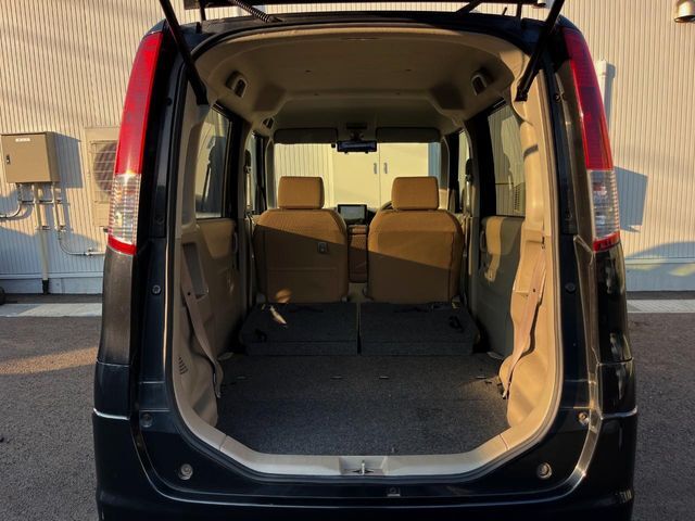 普段のお買い物や通勤、送迎等に十分な荷室スペースを確保しております。セカンドシートを倒すと、大きな荷物の積載も可能です♪