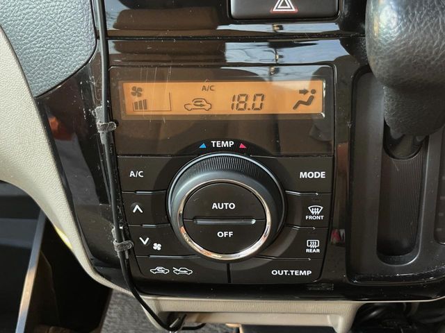 【オートエアコン】一度お好みの温度に設定すれば、車内の温度を検知し風量や温度を自動で調整。暑い…寒い…と何度もスイッチ操作をする必要はありません。快適な車内空間には必須の機能ですね♪