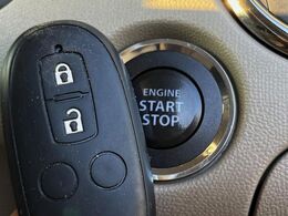 【キーレススタートシステム】カバンやポケットに入れたままでもドアの施錠・解錠が可能なスマートキーを装備。エンジンのオン・オフ時もカギを取り出す必要が無いからとっても便利です♪