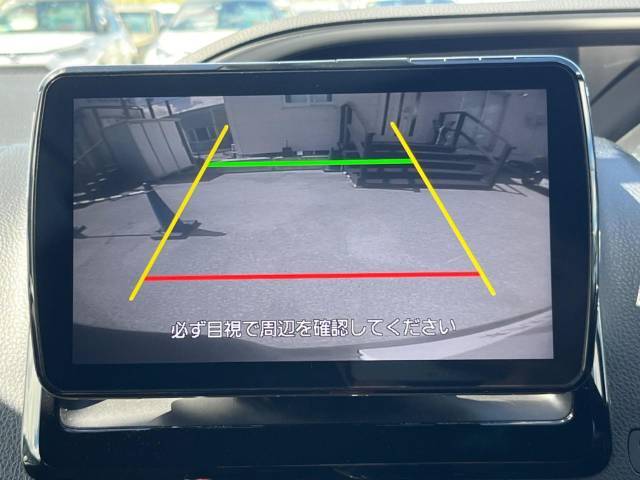 【バックカメラ】駐車時に後方がリアルタイム映像で確認できます。大型商業施設や立体駐車場での駐車時や、夜間のバック時に大活躍！運転スキルに関わらず、今や必須となった装備のひとつです！