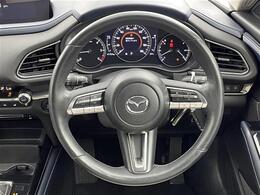 【ステアリング】軽い力で扱いやすいハンドルです。目立つ傷やスレなどなく綺麗な状態です！除菌プランいれていただくとさらに快適に！清潔なお車はお子様にも安心ですね！