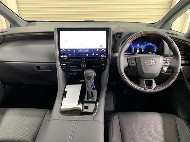 乗る者の気持ちをときめかせる上質な室内空間となっております。視界も広々で運転しやすいです。