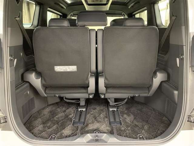 サードシート跳ね上げ式で折りたたみ可能です。キャンプ用品など大きな荷物もばっちり収納可能です！